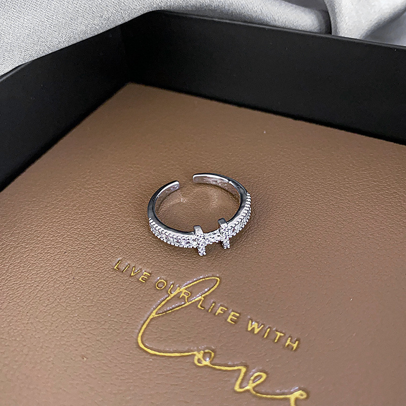 レトロな円形の緑松石の開口指輪の宮廷風の大衆の設計のファッション的な指輪の軽い贅沢な高級感の食指の指輪