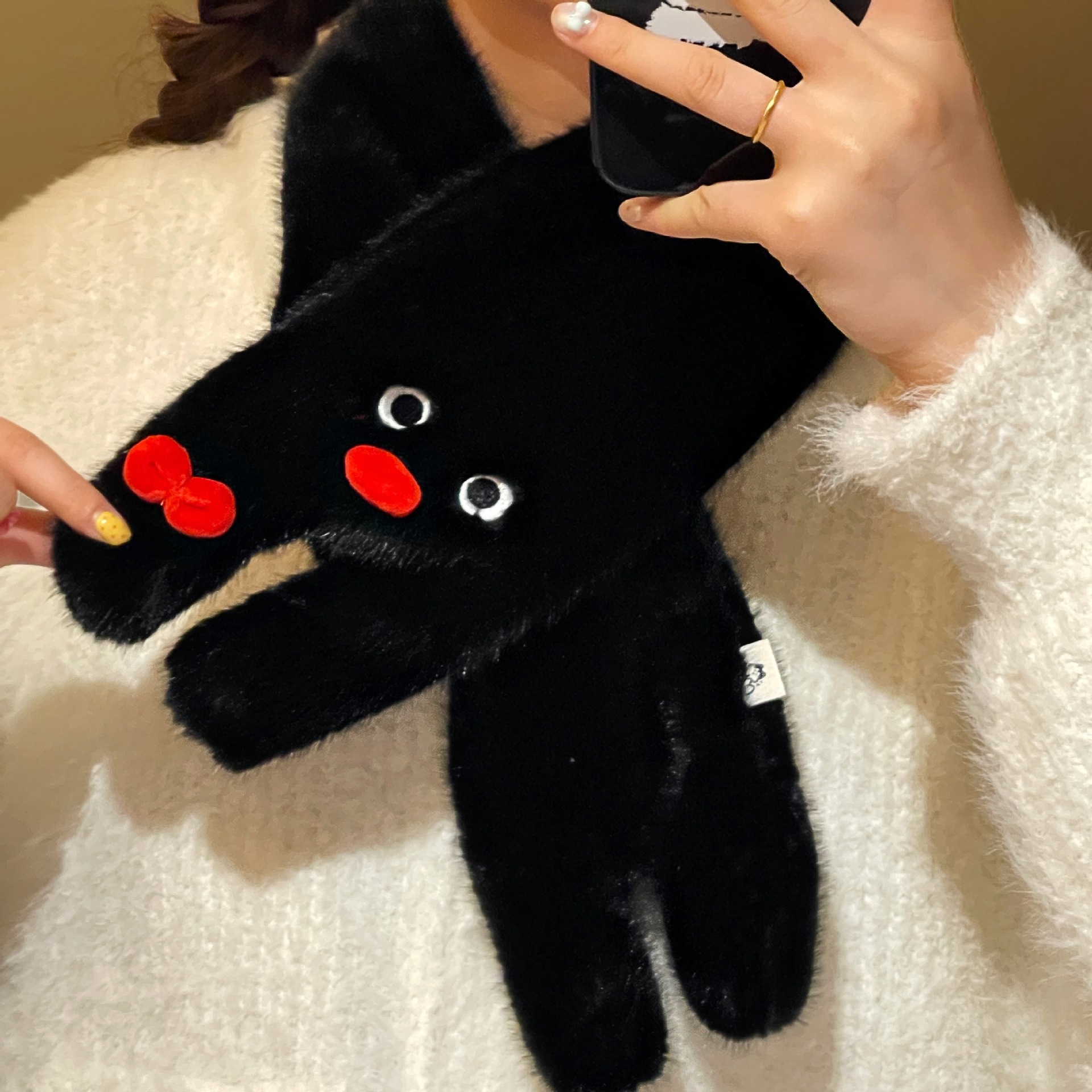 Otoño y invierno cálido y terciopelo grueso lindos pingüinos guantes de pelusa de cinco dedos para mujeres colgantes de cuello fría bufandas de cuello