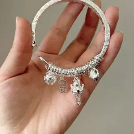 戒指;项链;耳钉