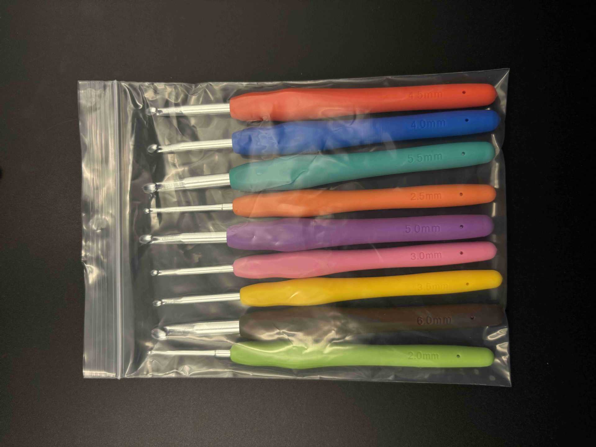 Venta caliente transfronteriza, ganchillo de mango suave de color, herramienta tejida a mano, ganchillo de aluminio de mango suave, fabricante de agujas de lana de silicona de alta calidad