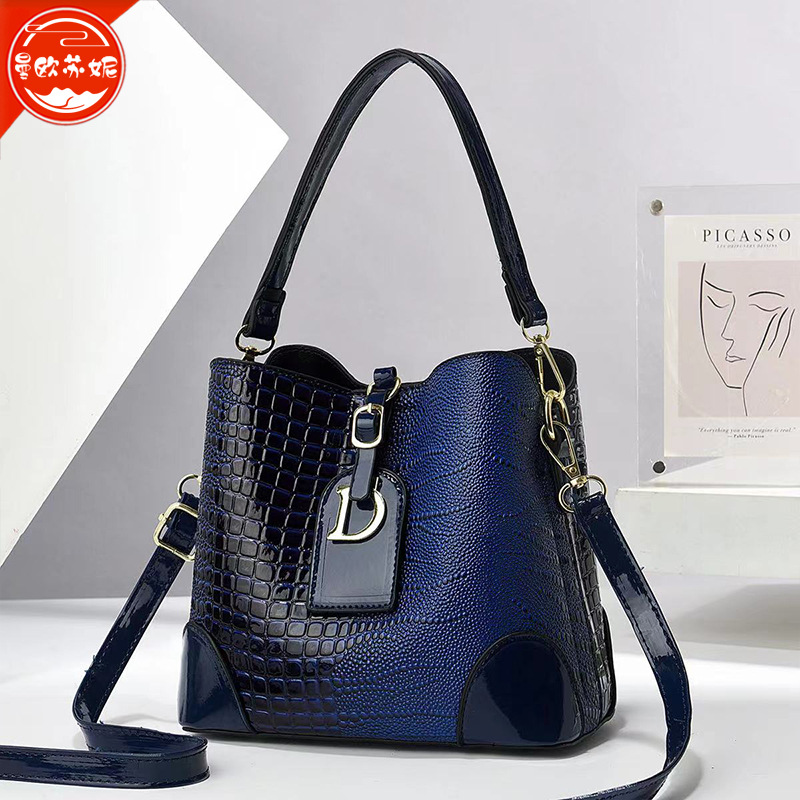하이 엔드 패션 복고풍 휴대용 버킷 가방 여성의 새로운 가방 악어 질감 숄더백 통근 메신저 가방