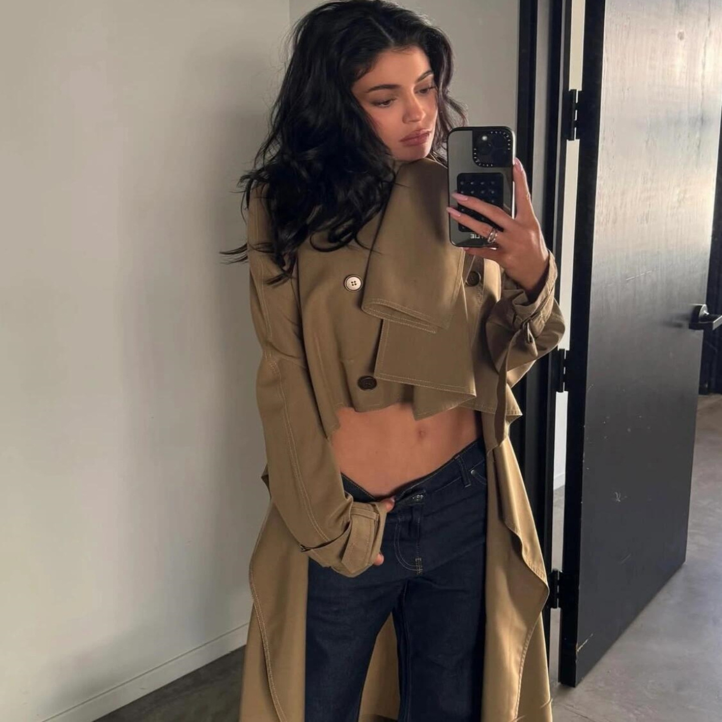 Same Style as Kelly Zhang Jingyi ~ Asymmetric Design Khaki British Style Windbreaker, High-End Elegant Coat for Women