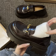С�ڰٴ����ָ�Ь����Ӣ�׷�һ�ŵŵ�Ь�����������ɸ��СƤЬ