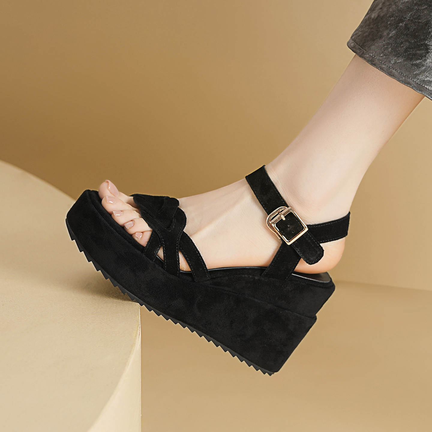Sandal cao gót nữ hở mũi quai một chữ khóa, đế dày 10 cm, chất liệu da cừu lật dệt — đen
