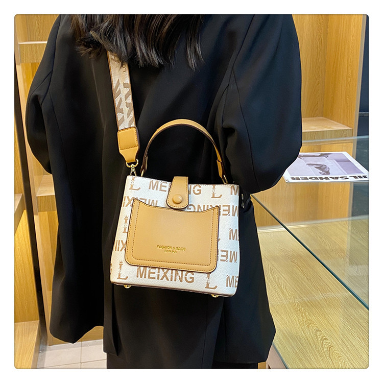 2023 Autumn New Live Broadcast Good Large Capacity Women's Single Shoulder Crossbody Bag Letter Retro Wide Shoulder Strap Bag for Women_voghion.com