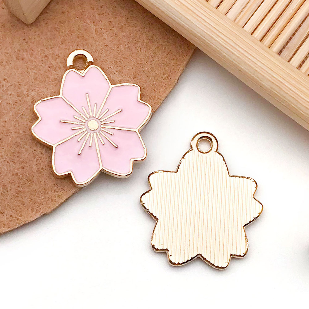 Colgantes esmaltados de flor de cerezo y margarita