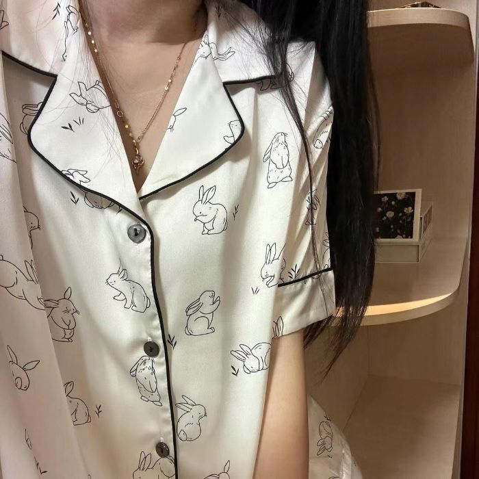 Venta al por mayor transfronteriza de tiras rojas KT pijamas de seda de hielo pantalones cortos de manga corta de verano para mujer cárdigan de dibujos animados dulce traje de servicio a domicilio fresco