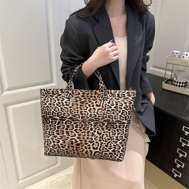 Transfronterizo 2025 nuevo estilo simple de moda de viaje portátil de hombro bolsa de mano para mujeres Europa y América retrógrado leopardo de gran capacidad de marea