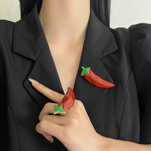 Design sense niche retro oil dripping red pepper metal brooch women's high-end exquisite suit pin fashion corsage
