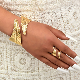 Cross-border European and American geometric leaves cross-opening bracelet suit high-grade retro banquet holiday daily accessories