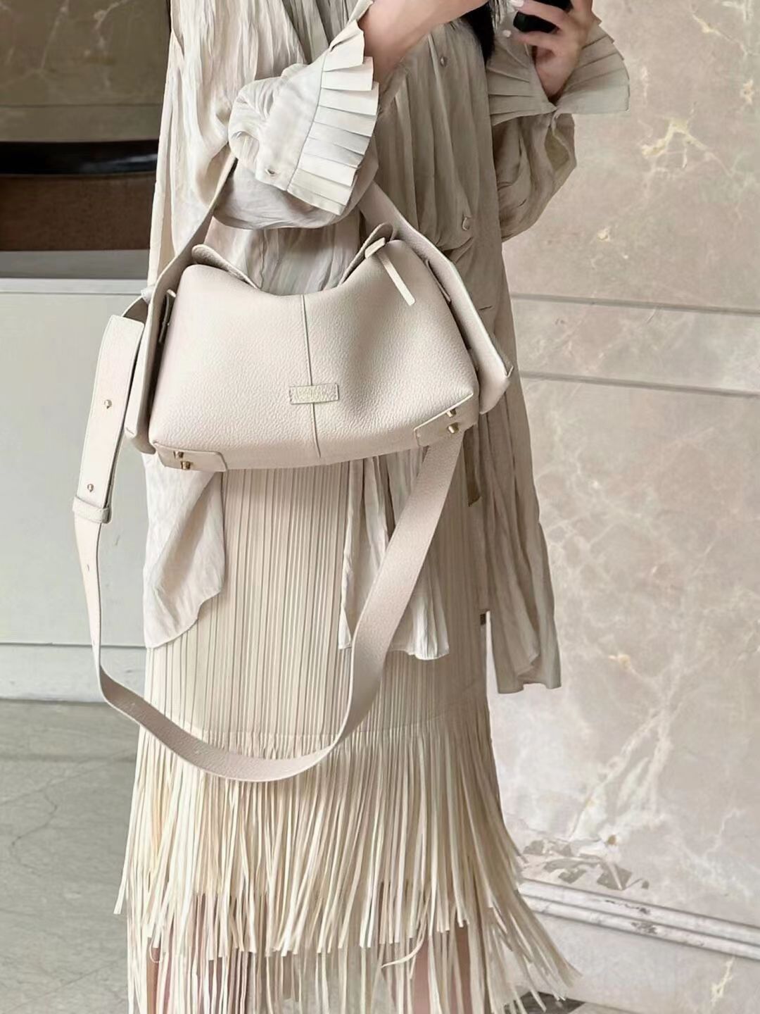 Mountain Down koos männist rippuvate kõrvadega seeria räästakujulised väikesed mitmekülgsed pendelrännakud kaldus risti õlaga käeshoitavad naistele_voghion.com