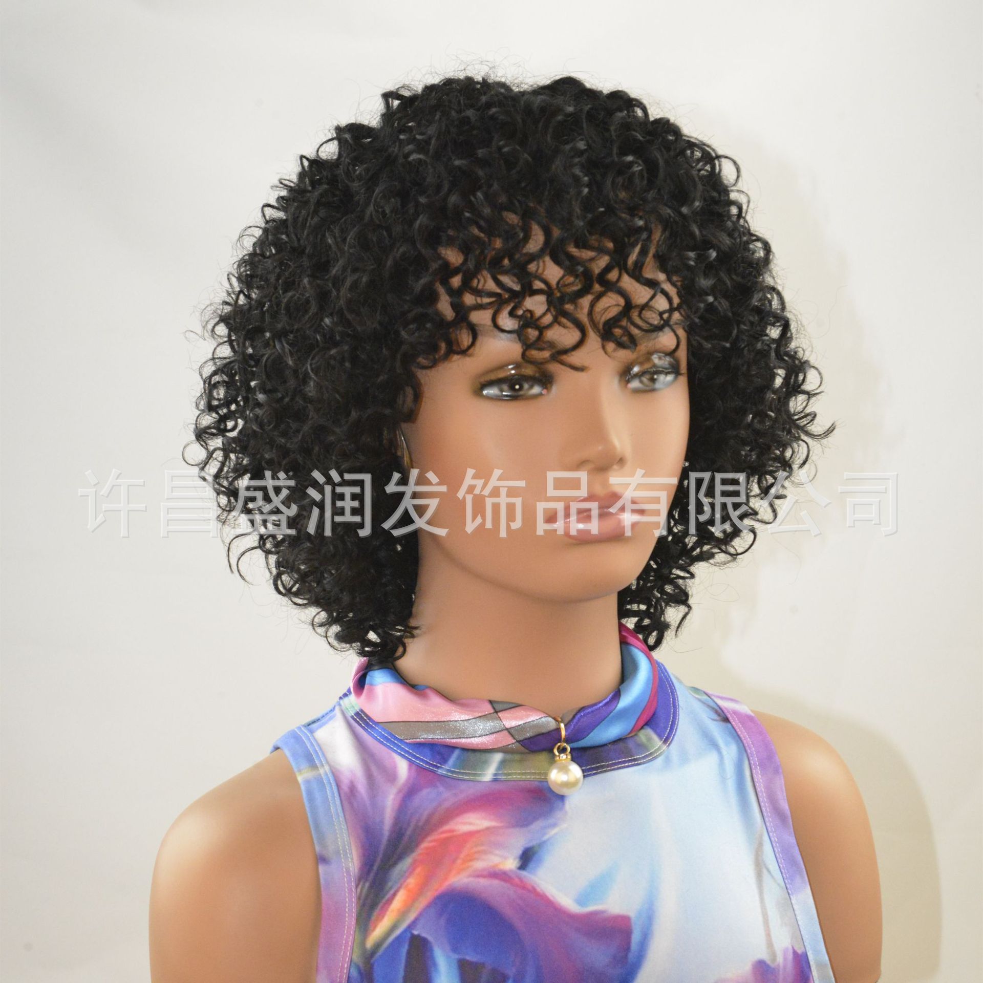 Peluca corta y rizada de cabello humano para mujeres, hecha en África para exportación.