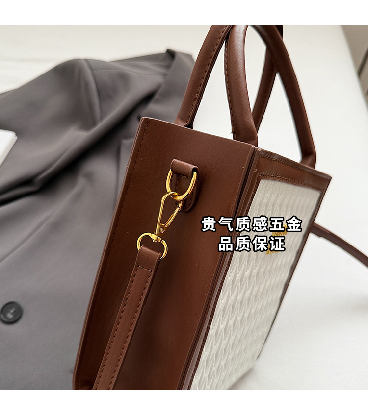 This year, the "Small Bag Women 2025" new trendy summer fashion, versatile and niche design hand-held shoulder crossbody bag is in vogue Application Scenario