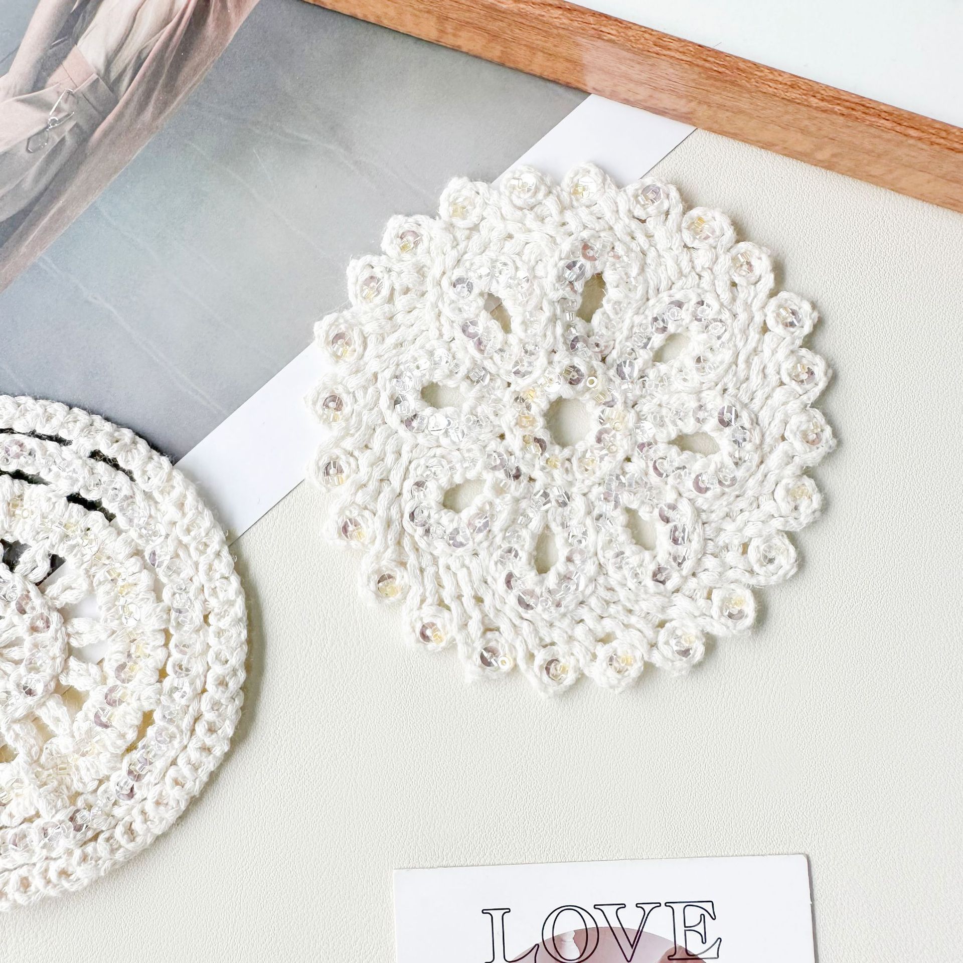 Crochet hecho a mano redondeada tela de encaje pegada con sequela decoración ropa bolsas accesorios DIY