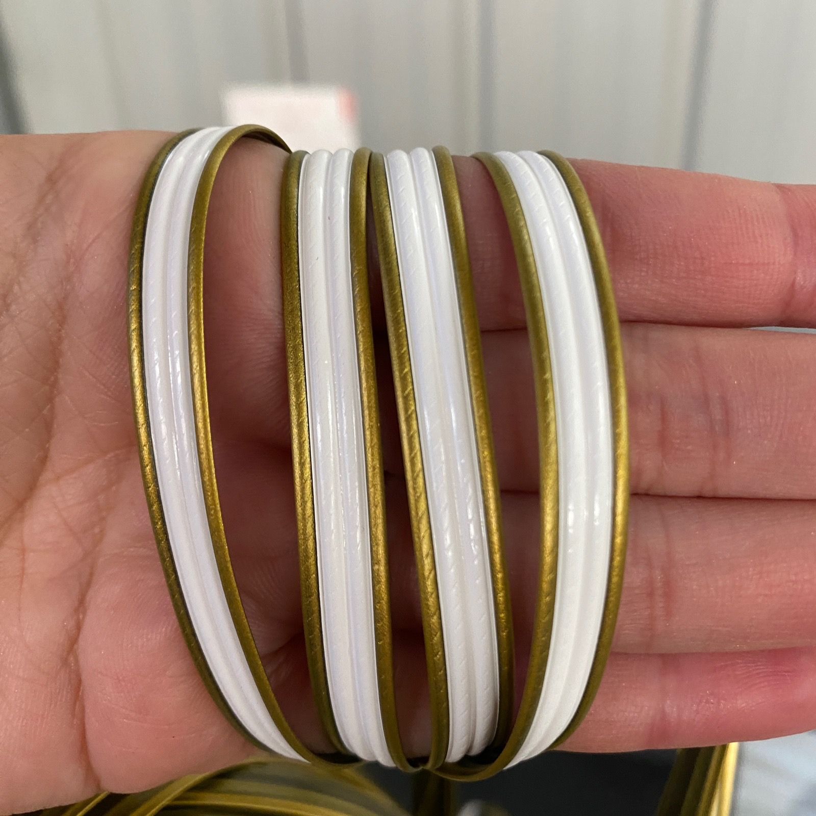 황금빛 흰색의 네 가닥