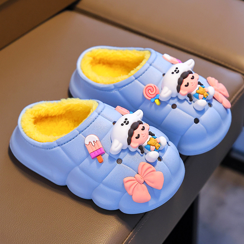 Otoño y invierno zapatillas de algodón para niñas para el hogar caliente y veludo impermeable a prueba de agua, zapatos de algodón para niños pequeños y medianos.