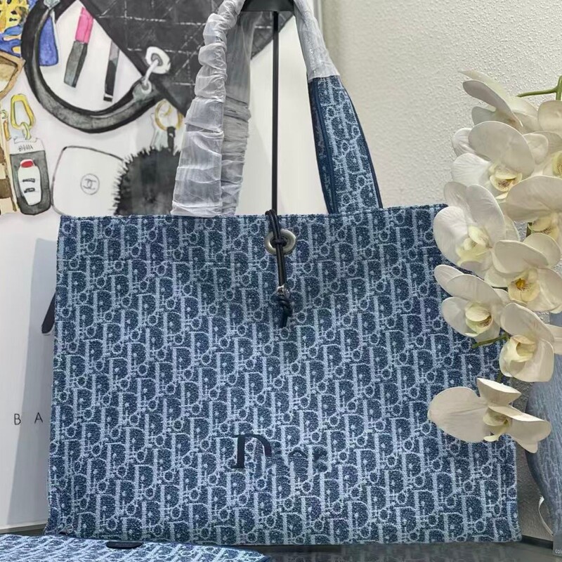 The latest summer limited edition tote bag. A classic pattern tote with a relaxed vibe. The denim touch blends vintage and casual