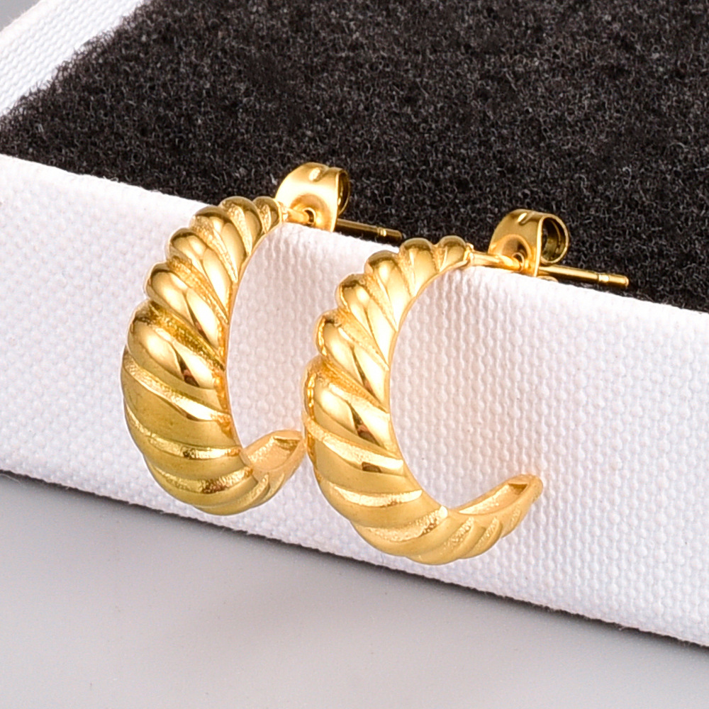 E107ns New Titanium Steel Gold-plated Twist Hoop Earrings Fashionable 18k Gold-plated Horn Round Earrings display picture 2