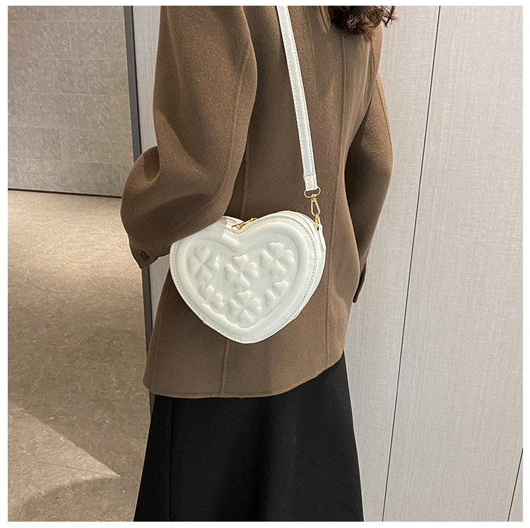 Small Pu Leather Flower Streetwear Heart-shaped Zipper Crossbody Bag display picture 5