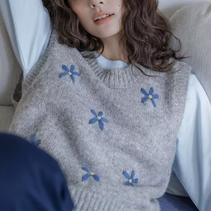 Momolifa Soft Waxy Gray Small Blue Embroidered Layered Sweater Vest Women's Autumn Sleeveless Pullover Style Short Vest