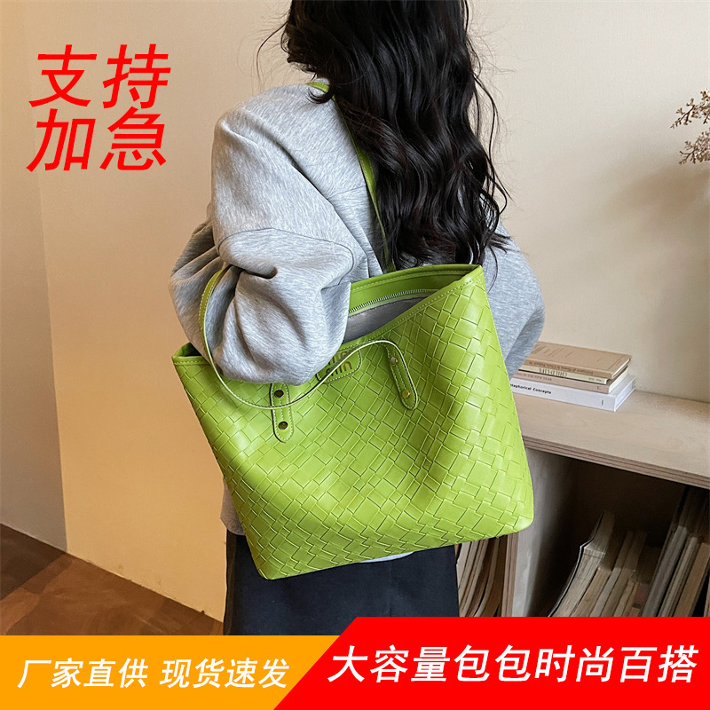 2026 New Spring Outing Tote Bag, Large-Capacity Bag for Women, Light Luxury, Cute and Niche Style, Single Shoulder Handbag