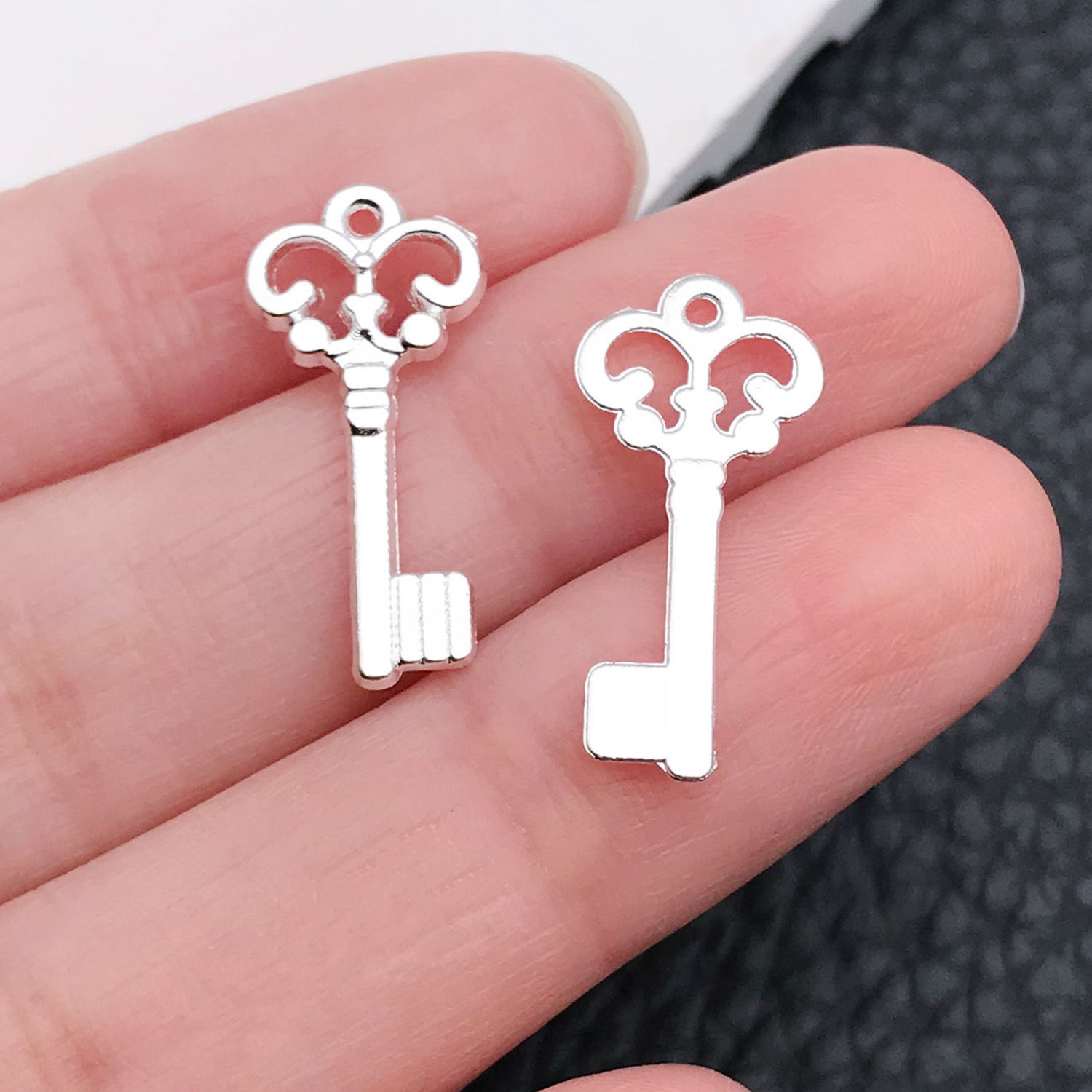 20963-M-亮银锌合金小钥匙10x22-0.4g