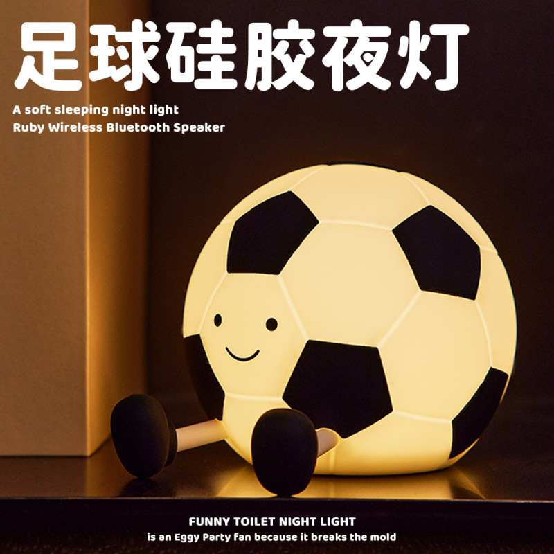 サッカーの小夜灯寝室のベッドの上の夜は睡眠を伴っています。|undefined