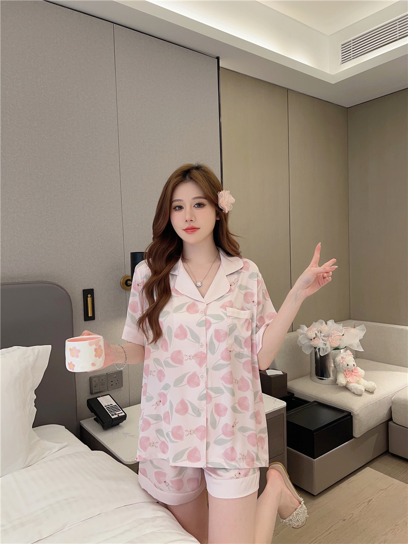 재고 여름 얼음 실크 프랑스 실크 잠옷 여자의 편안한 시원한 카디건 장미 토끼 반팔 반바지 가정 옷