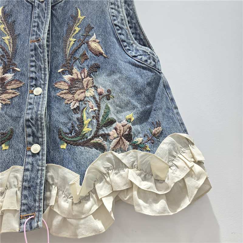 Estación europea 2026 primavera nueva moda europea de mujer de moda versátil borde de loto industria pesada bordado chaleco denim de contraste