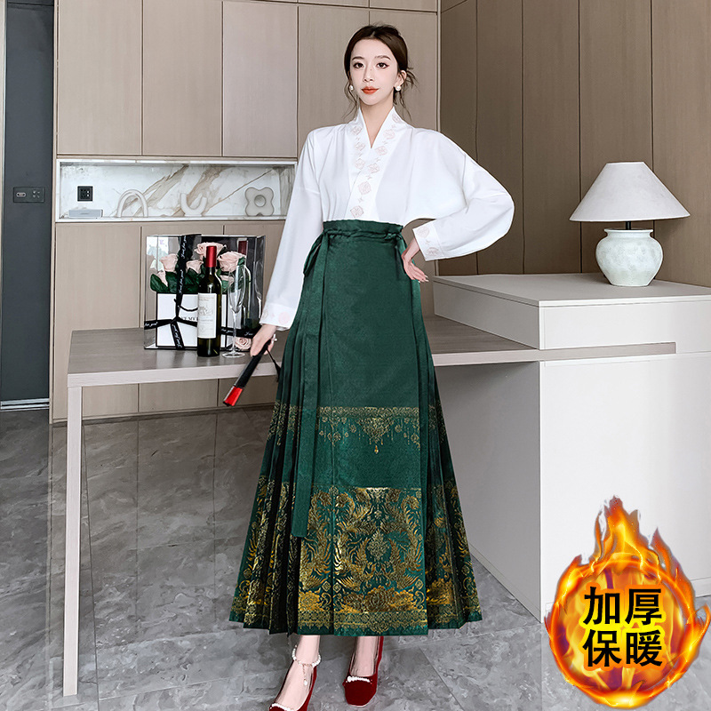 2023年冬季新中式中国风马面裙改良汉服套装女绿色日常可穿连衣裙