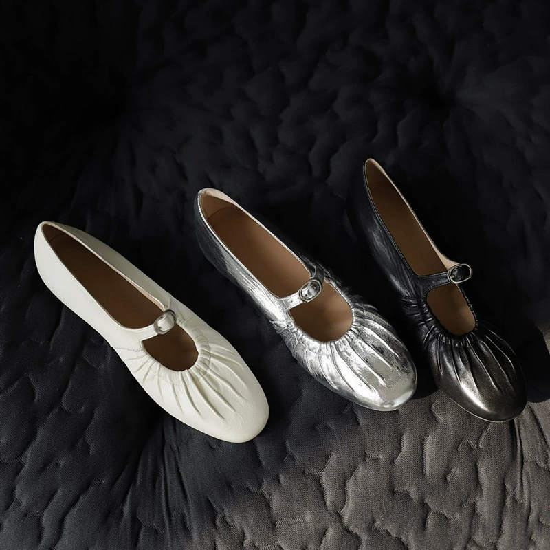 Можно разработать новую модель 2025 года для оптовой продажи неэтикетированных супермягких балеток из козьей кожи для бабушек, складчатых, на низком каблуке, в французском стиле.