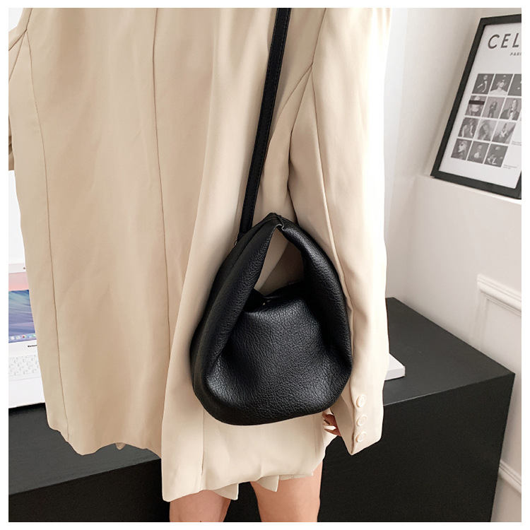 Women's Pu Leather Solid Color Fashion Magnetic Buckle Handbag Crossbody Bag display picture 2