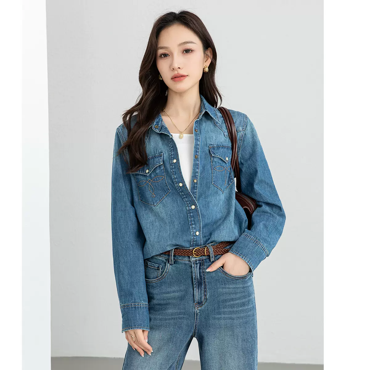 鑫阁美式复古软牛仔双口袋衬衫水洗磨白衬衣翻领叠穿百搭女装新款