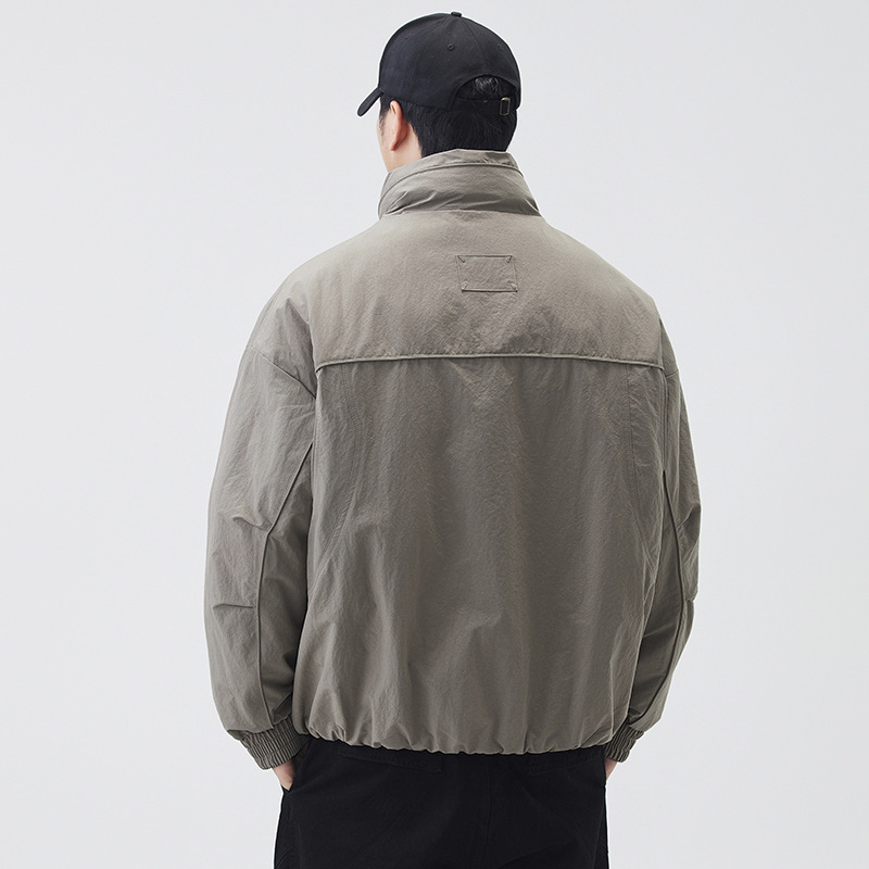 Chaqueta de plumón ligera de cuello vertical para hombres invierno 2025 nuevo estilo de alta sensación suelta corta engrosada chaqueta de hombre otoño invierno