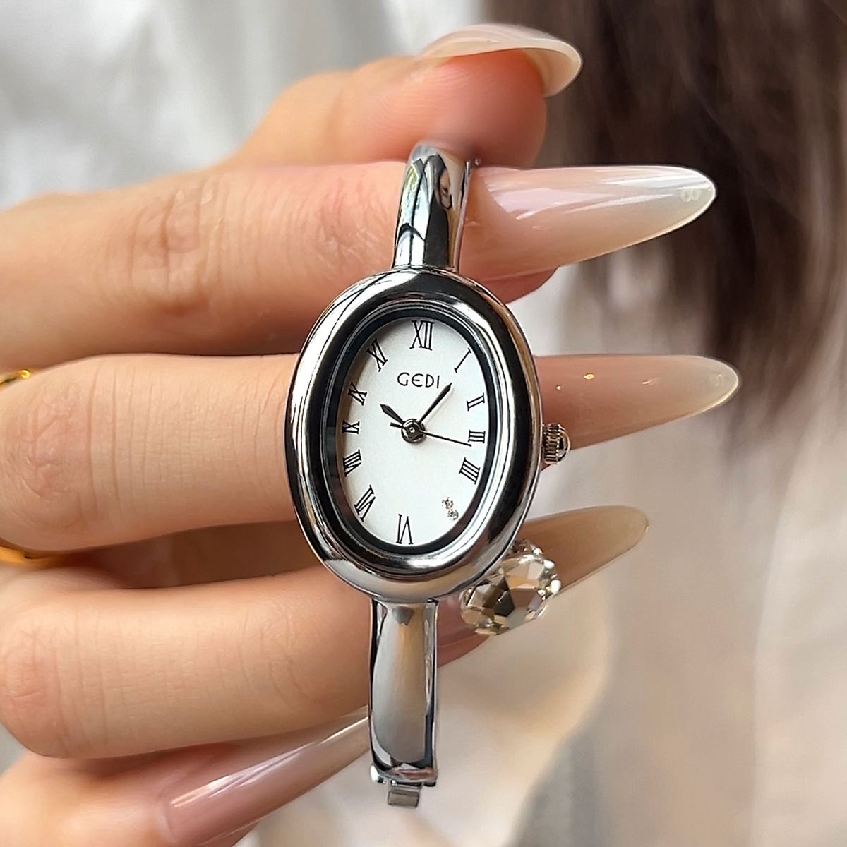 Goldie Niche Oval Bathtub Bracelet Women's Watch Roman Scale Retro High-End Simple Temperament Quartz Watch