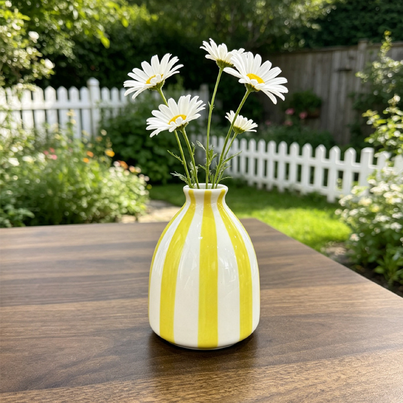 Vaso de cerámica a rayas pintadas a mano nórdica ligera de lujo de mano de alto nivel, línea simple, vasos de flores sin agujeros para el pelo