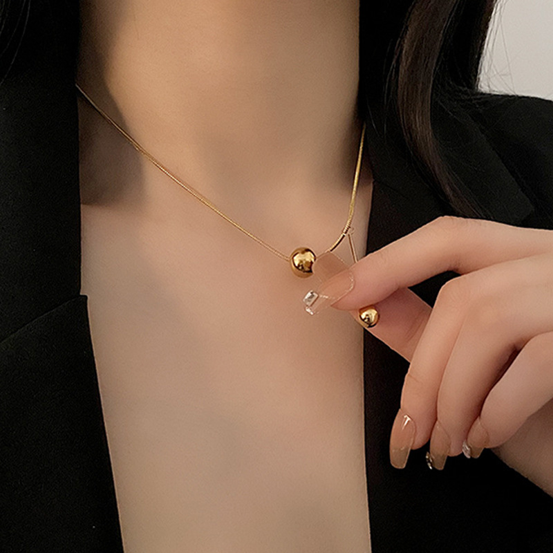 Runde Halskette aus goldenem Titanstahl, neues Modell 2024, leichte Luxus-Schlüsselbeinkette für Damen mit Wunscherfüllungs-Design_voghion.com