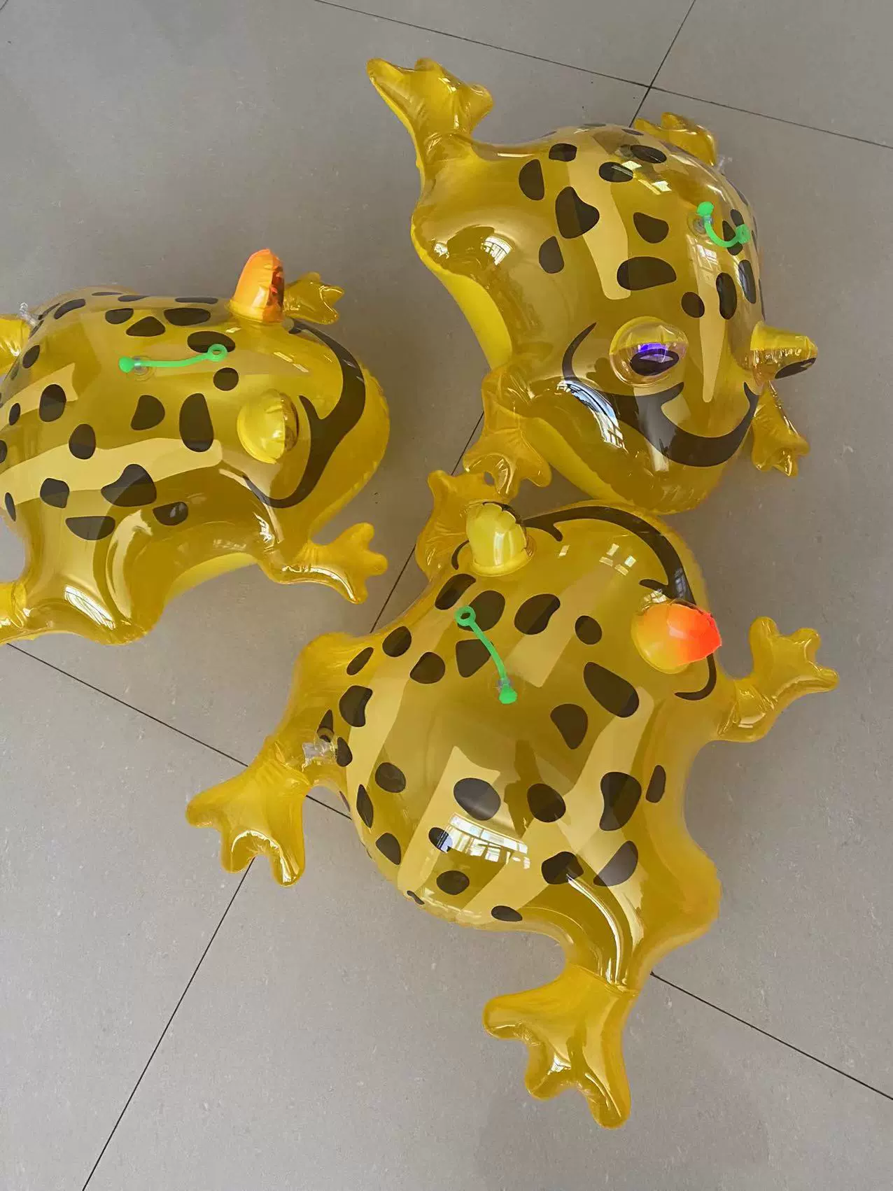 现货发光青蛙 卖崽蛙气球发光摆摊批发玩具金色蟾蜍青蛙