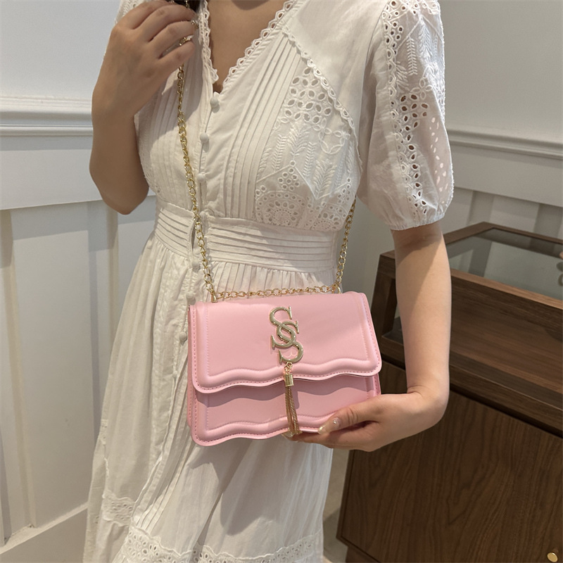 Nuevo alfabeto hardware tendencia de moda simple ocio 2024 verano retro ocio cadena mochila de hombro mujer