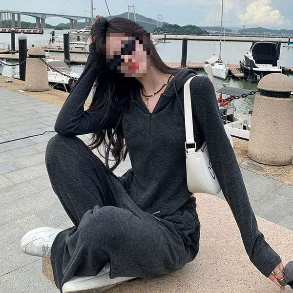 Casual and trendy two-piece set for autumn and winter, featuring a solid-color, zip-up, short-sleeved hooded sweatshirt