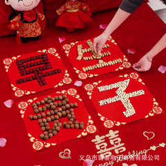 結婚披露宴早生貴子金型の結婚ベッドに結婚式用品を飾っています。