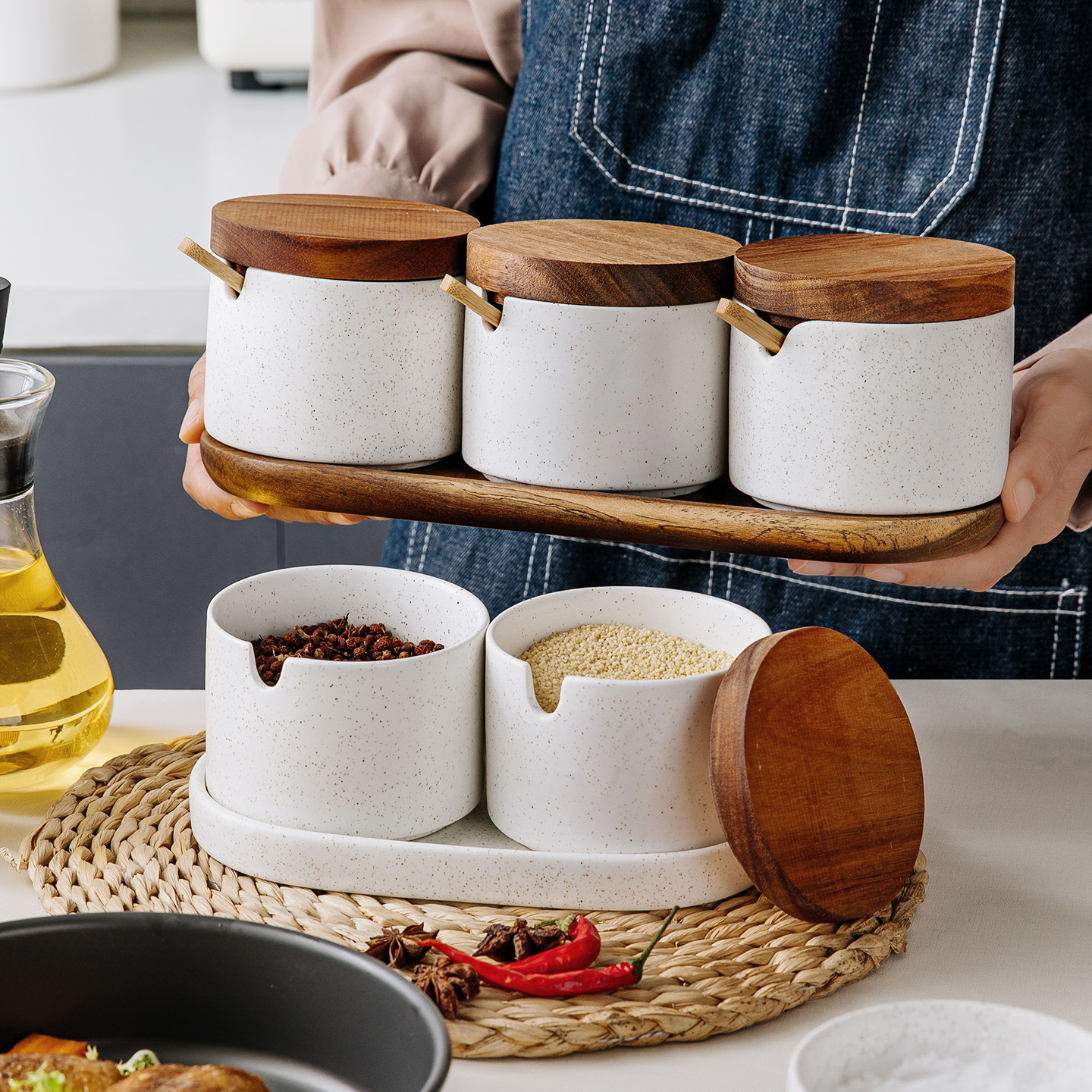 Condimento de cerámica tanque conjunto de combinación de cocina doméstica condimento de alto valor facial con tanque de aceite de cocina con tapa caja de condimento red