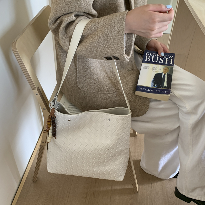 大容量斜挎编织纹水桶包女士2025早秋新款高级感通勤腋下包托特包|undefined