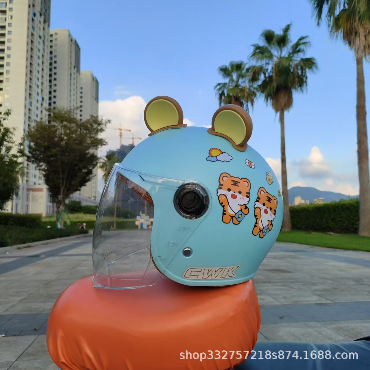 바다색 호랑이 + 투명 긴 거울 + 갈색과 노란색 곰 귀
