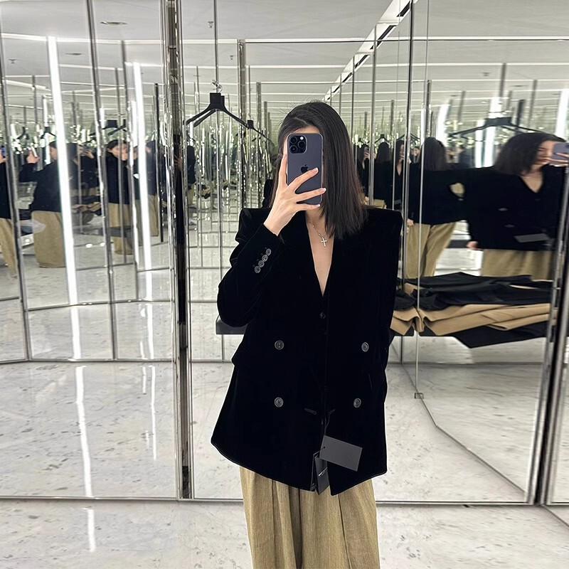 Hepburn-Style Retro Velvet High-End Suit, Spring and Autumn 2026 New Model, Elegant Socialite Loose-Fitting Blazer Jacket for Women