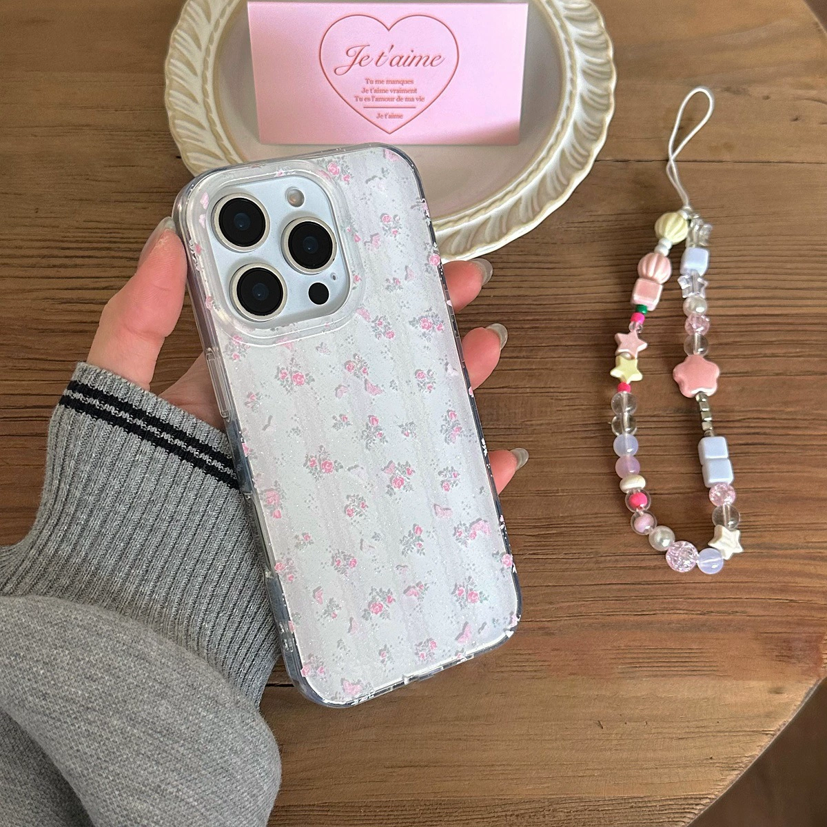 Чехол для телефона Apple iPhone 13/14 (совместим с iPhone 14 Pro), кружевной цветочный рисунок, вариант с ремешком