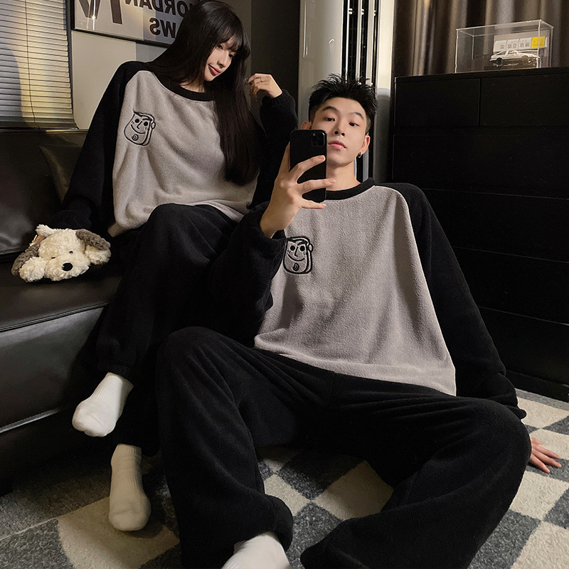 Pareja pijamas Otoño e Invierno arroz polar cuello redondo dulce de dibujos animados forrado de lana gruesa de coral cálido se puede usar fuera traje