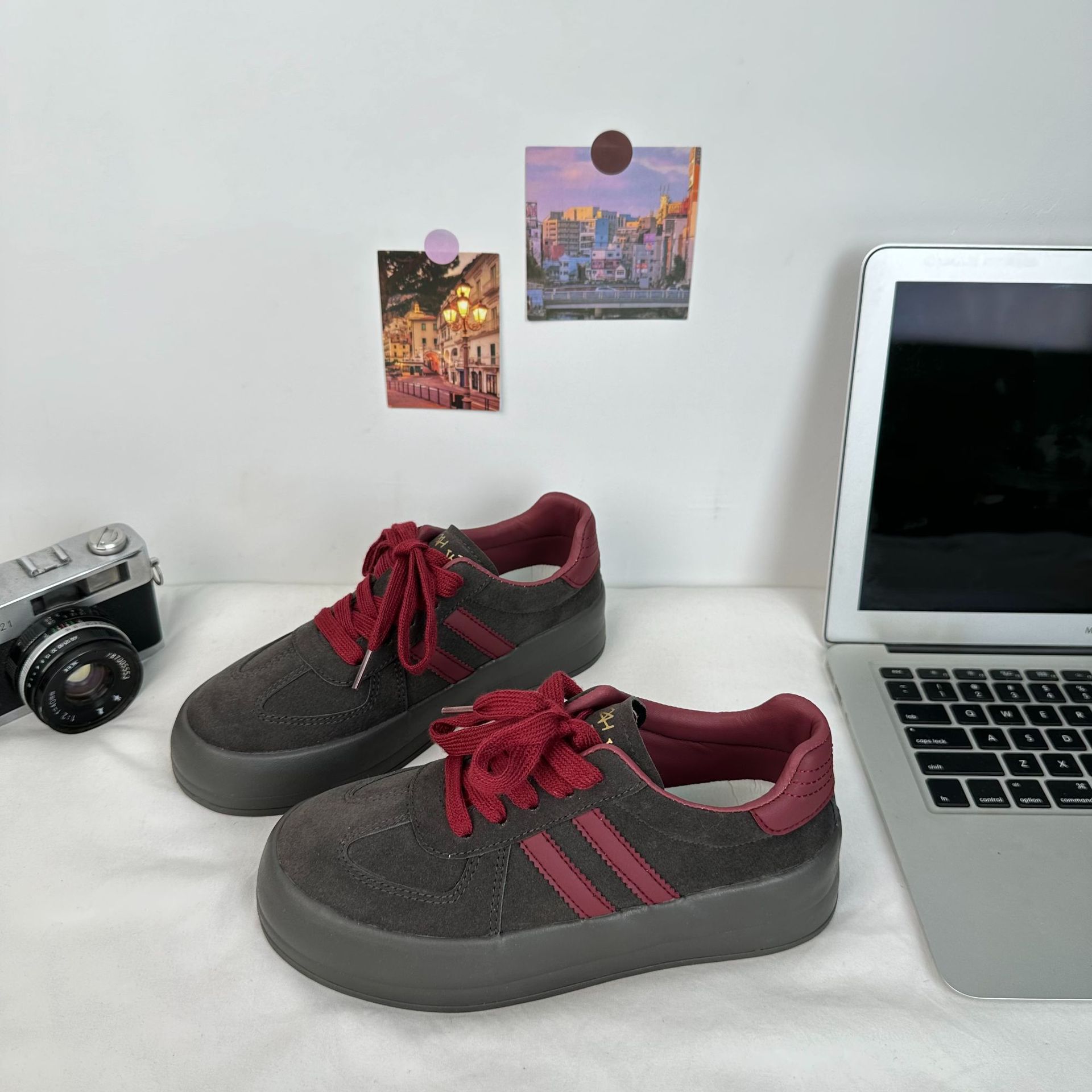 Zapatos de entrenamiento coreanos de suela gruesa zapatos negros zapatos de mujer otoño 2024 nuevos zapatos de skate casuales de nicho 6562