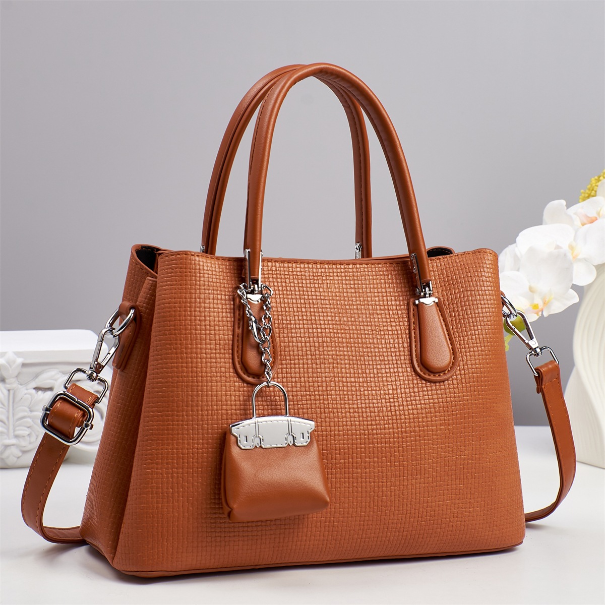 Bolso bandolera de un solo hombro bolso femenino 2025 nuevo bolso cuadrado portátil de mediana edad de moda para damas de cercanías