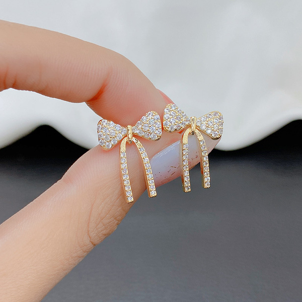 Cute sophisticated elegant fashionable universal earrings